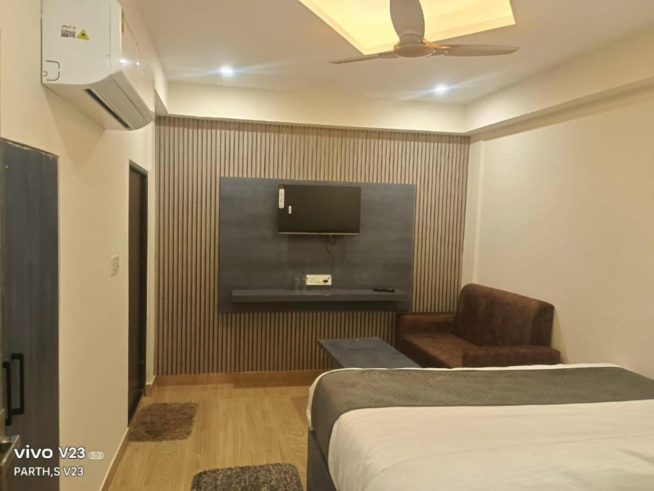 Hotel Abhinandan Ayodhya Ngoại thất bức ảnh